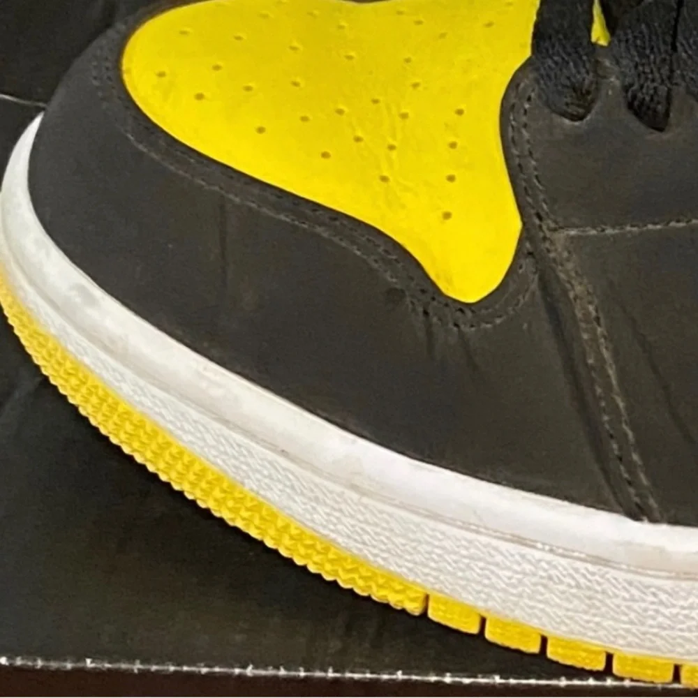 Jordan 1 Mid SE Yellow Toe 2019 - Picture 10 of 14